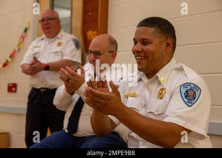 James Thacker, inspecteur des incendies, à gauche, Lawrence Shinn, chef adjoint, middle, et Leon Hughes, spécialiste de la protection contre les incendies, à droite, tous avec la base des corps de Marines Quantico Fire and Emergency Services, applaudissent après avoir terminé une lecture de livre pour les enfants au Centre de développement de l'enfant sur la base des corps de Marines Quantico, en Virginie, le 13 octobre 2022. Le MCB Quantico Fire and Emergency Services a favorisé les relations communautaires tout en faisant la promotion de la sécurité-incendie pour les jeunes générations. Banque D'Images