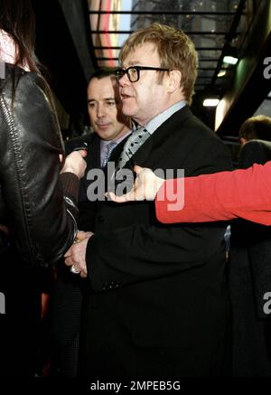 Elton John et David meuvent lors de la célébration du cinquième anniversaire de « Billy Elliot the musical » au Victoria Palace Theatre de Londres, Royaume-Uni. 3/31/10. Banque D'Images