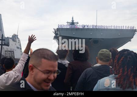 221013-N-CE729-1148 NORFOLK (OCT 13, 2022) – les membres de la famille et les amis des marins à bord du navire d'assaut amphibie USS Kearsarge (LHD 3) attendent de se réunir avec leurs proches, le 13 octobre 2022. L'USS Kearsarge (LHD 3), affecté au Kearsarge Amphiobie Ready Group, revient d'un déploiement de sept mois en haute mer du Nord et en mer Baltique. Plus de 4 000 marins et marins affectés à l'ARG de Kearsarge ont soutenu un large éventail d'opportunités d'interopérabilité et d'exercices dans le domaine d'opérations de la Sixième flotte américaine, augmentant ainsi la préparation au combat et les capacités d'intervention en cas de crise Banque D'Images