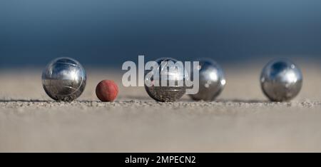 Pétanque métallique, quatre boules et un petit jack en bois Banque D'Images