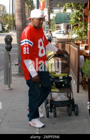 Le chanteur Bobby Brown attend que le valet amène sa voiture au restaurant crustacés après le déjeuner. Bobby se pose à côté de la poussette de son nouveau fils Cassius pendant qu'il attendait. Bobby et sa petite amie Alicia Etheridge ont accueilli Little Cassius dans leur famille à la fin du mois de mai. Beverly Hills, Californie. 11/12/09. Banque D'Images