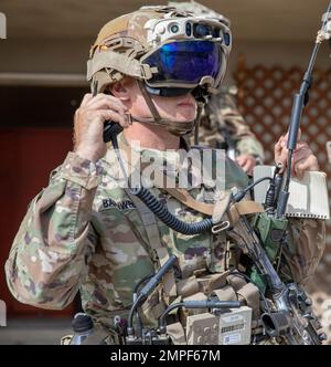 Armée des États-Unis 1st le lieutenant Matthew Barnwell affecté à la troupe Charlie, 3rd Brigade combat Team, 82nd Airborne Division, répond à un appel radio pour communiquer avec le quartier général sur l'état de la mission pendant Project convergence 2022 le 12 octobre 2022, ouest des États-Unis. PC22, un événement de plusieurs mois permet au ministère de la Défense et à ses partenaires multinationaux d'évaluer les concepts et les capacités futurs en matière de lutte contre la guerre. Banque D'Images