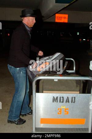 Exclusif !! Boris Becker, champion de tennis, et Sharlely Kerssenberg arrivent à l'aéroport international de Miami après un vol à l'étranger. Les deux posaient pour des photos et se sont rendus à un véhicule d'attente. Boris a aidé un portier à charger ses bagages, y compris certains de ses sacs distinctifs, dans le véhicule avant de partir. Miami, Floride. 3/28/09. Banque D'Images