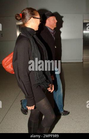 Exclusif !! Boris Becker, champion de tennis, et Sharlely Kerssenberg arrivent à l'aéroport international de Miami après un vol à l'étranger. Les deux posaient pour des photos et se sont rendus à un véhicule d'attente. Boris a aidé un portier à charger ses bagages, y compris certains de ses sacs distinctifs, dans le véhicule avant de partir. Miami, Floride. 3/28/09. Banque D'Images