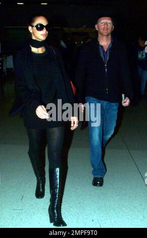 Exclusif !! Boris Becker, champion de tennis, et Sharlely Kerssenberg arrivent à l'aéroport international de Miami après un vol à l'étranger. Les deux posaient pour des photos et se sont rendus à un véhicule d'attente. Boris a aidé un portier à charger ses bagages, y compris certains de ses sacs distinctifs, dans le véhicule avant de partir. Miami, Floride. 3/28/09. Banque D'Images