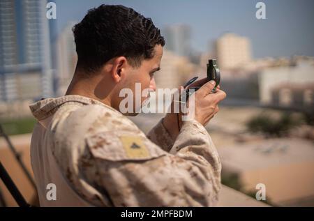 ACTIVITÉ DE SOUTIEN NAVAL, BAHREÏN (13 octobre 2022) – Une marine affectée au commandement central de l'équipe de sécurité antiterroriste de la flotte (FASTCENT) utilise une boussole pour développer un appel polaire au feu lors d'un événement d'application pratique d'appel aux incendies à bord de l'activité de soutien naval, Bahreïn 13 octobre. Le TF 51/5 répond aux crises et aux éventualités ; coordonne, planifie et exécute les opérations ; mène la coopération en matière de sécurité sur le théâtre ; et fait progresser les concepts navals émergents en mer, depuis la mer et à terre afin de soutenir les objectifs du CENTCOM, de la flotte 5th et du Commandement central des Forces maritimes. Banque D'Images