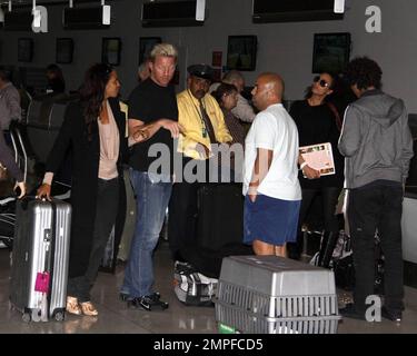 Boris Becker, ainsi que sa fiancée Sharley Kersenberg, l'ex-femme Barbara Feltus et deux fils Elias et Noah passent par l'aéroport de Miami. La famille entière semblait assez heureuse ensemble et les deux femmes semblaient confortables dans la compagnie de chacun d'entre eux, malgré le fait que Sharlely transportait un livre de planification de mariage. Miami, Floride. 4/8/09. F Banque D'Images