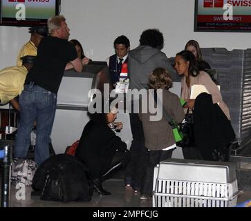 Boris Becker, ainsi que sa fiancée Sharley Kersenberg, l'ex-femme Barbara Feltus et deux fils Elias et Noah passent par l'aéroport de Miami. La famille entière semblait assez heureuse ensemble et les deux femmes semblaient confortables dans la compagnie de chacun d'entre eux, malgré le fait que Sharlely transportait un livre de planification de mariage. Miami, Floride. 4/8/09. . . Banque D'Images