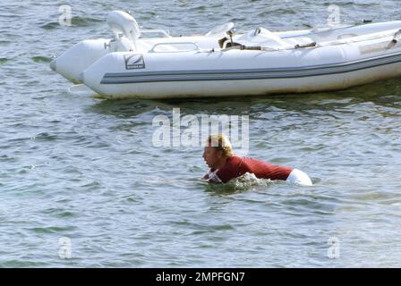 EXCLUSIF !! Après un voyage tourbillon en Haïti, Boris Becker et sa superbe femme Sharlely, ainsi que le bébé Amadeus, déjeunent en famille dans un restaurant en bord de mer de Majorque. L'as du tennis a fait un plongeon dans l'océan et a signalé à la famille au-dessus au restaurant. Majorque, Espagne, le 18th août 2011. Banque D'Images