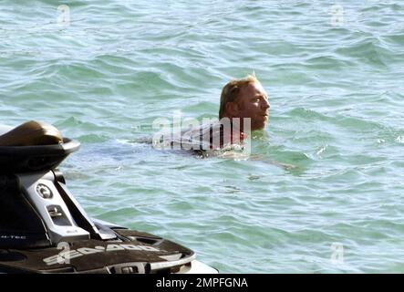 EXCLUSIF !! Après un voyage tourbillon en Haïti, Boris Becker et sa superbe femme Sharlely, ainsi que le bébé Amadeus, déjeunent en famille dans un restaurant en bord de mer de Majorque. L'as du tennis a fait un plongeon dans l'océan et a signalé à la famille au-dessus au restaurant. Majorque, Espagne, le 18th août 2011. Banque D'Images