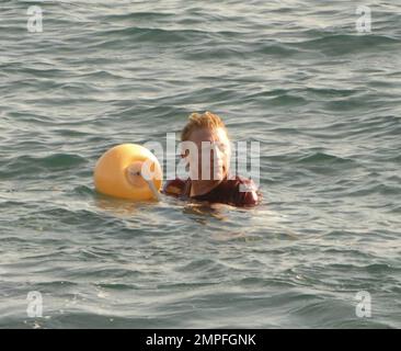 EXCLUSIF !! Après un voyage tourbillon en Haïti, Boris Becker et sa superbe femme Sharlely, ainsi que le bébé Amadeus, déjeunent en famille dans un restaurant en bord de mer de Majorque. L'as du tennis a fait un plongeon dans l'océan et a signalé à la famille au-dessus au restaurant. Majorque, Espagne, le 18th août 2011. Banque D'Images