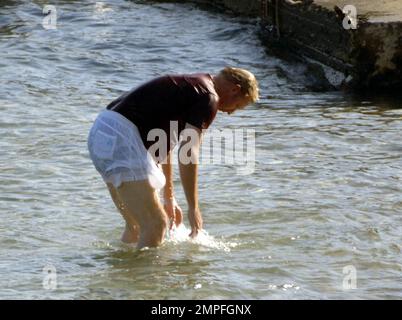 EXCLUSIF !! Après un voyage tourbillon en Haïti, Boris Becker et sa superbe femme Sharlely, ainsi que le bébé Amadeus, déjeunent en famille dans un restaurant en bord de mer de Majorque. L'as du tennis a fait un plongeon dans l'océan et a signalé à la famille au-dessus au restaurant. Majorque, Espagne, le 18th août 2011. Banque D'Images