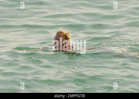 EXCLUSIF !! Après un voyage tourbillon en Haïti, Boris Becker et sa superbe femme Sharlely, ainsi que le bébé Amadeus, déjeunent en famille dans un restaurant en bord de mer de Majorque. L'as du tennis a fait un plongeon dans l'océan et a signalé à la famille au-dessus au restaurant. Majorque, Espagne, le 18th août 2011. Banque D'Images