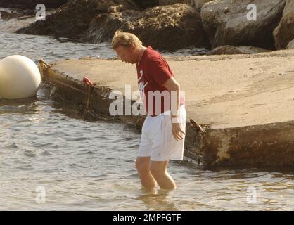 EXCLUSIF !! Après un voyage tourbillon en Haïti, Boris Becker et sa superbe femme Sharlely, ainsi que le bébé Amadeus, déjeunent en famille dans un restaurant en bord de mer de Majorque. L'as du tennis a fait un plongeon dans l'océan et a signalé à la famille au-dessus au restaurant. Majorque, Espagne, le 18th août 2011. Banque D'Images