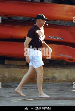 EXCLUSIF !! Après un voyage tourbillon en Haïti, Boris Becker et sa superbe femme Sharlely, ainsi que le bébé Amadeus, déjeunent en famille dans un restaurant en bord de mer de Majorque. L'as du tennis a fait un plongeon dans l'océan et a signalé à la famille au-dessus au restaurant. Majorque, Espagne, le 18th août 2011. Banque D'Images