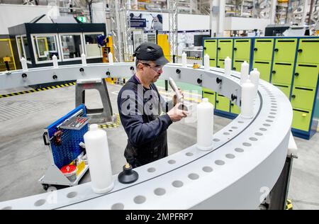 Cuxhaven, Allemagne. 31st janvier 2023. Un employé de Siemens Gamesa assemble dans une salle de production la section d'un roulement à pales pour l'éolienne d'une éolienne. Des turbines hautes performances pour éoliennes offshore sont fabriquées sur le site. Credit: Hauke-Christian Dittrich/dpa/Alay Live News Banque D'Images