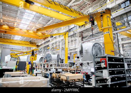 Cuxhaven, Allemagne. 31st janvier 2023. Des turbines pour éoliennes sont installées pendant l'assemblage dans une salle de production Siemens Gamesa. Des turbines hautes performances pour éoliennes offshore sont fabriquées sur le site de Cuxhaven. Credit: Hauke-Christian Dittrich/dpa/Alay Live News Banque D'Images