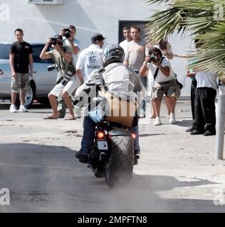 Brad Pitt zoome sur sa moto le set of Oceans treize et se rentrait apparemment à la maison pour un dîner en famille à Malibu, à plus de trente kilomètres, seulement pour avoir à retourner à l'ensemble quelques heures plus tard. Los Angeles, Californie 8/2/06 Banque D'Images