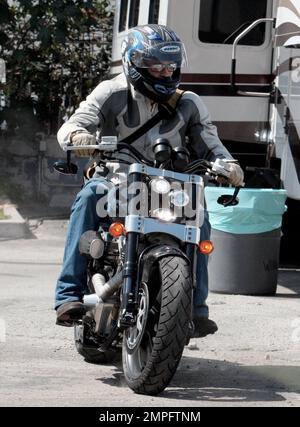 Brad Pitt zoome sur sa moto le set of Oceans treize et se rentrait apparemment à la maison pour un dîner en famille à Malibu, à plus de trente kilomètres, seulement pour avoir à retourner à l'ensemble quelques heures plus tard. Los Angeles, Californie 8/2/06 Banque D'Images