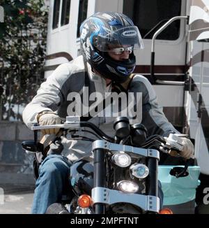 Brad Pitt zoome sur sa moto le set of Oceans treize et se rentrait apparemment à la maison pour un dîner en famille à Malibu, à plus de trente kilomètres, seulement pour avoir à retourner à l'ensemble quelques heures plus tard. Los Angeles, Californie 8/2/06 Banque D'Images