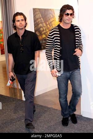 EXCLUSIF !! L'héritier du pétrole Brandon Davis se dirige vers une pause-cigarette tout en visitant Art Basel 2009 avec un ami à Miami Beach, FL. 12/4/09. Banque D'Images
