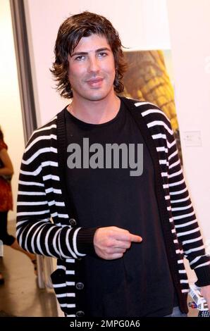 EXCLUSIF !! L'héritier du pétrole Brandon Davis se dirige vers une pause-cigarette tout en visitant Art Basel 2009 avec un ami à Miami Beach, FL. 12/4/09. Banque D'Images
