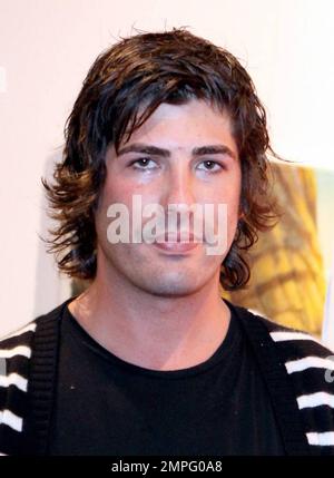 EXCLUSIF !! L'héritier du pétrole Brandon Davis se dirige vers une pause-cigarette tout en visitant Art Basel 2009 avec un ami à Miami Beach, FL. 12/4/09. Banque D'Images