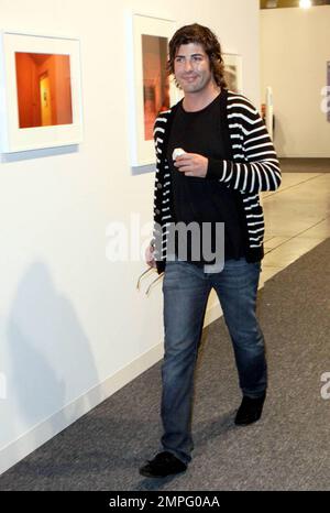 EXCLUSIF !! L'héritier du pétrole Brandon Davis se dirige vers une pause-cigarette tout en visitant Art Basel 2009 avec un ami à Miami Beach, FL. 12/4/09. Banque D'Images