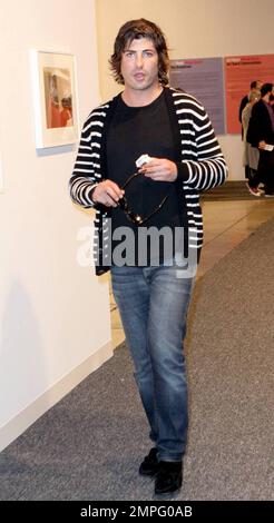 EXCLUSIF !! L'héritier du pétrole Brandon Davis se dirige vers une pause-cigarette tout en visitant Art Basel 2009 avec un ami à Miami Beach, FL. 12/4/09. Banque D'Images