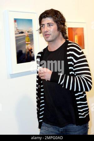EXCLUSIF !! L'héritier du pétrole Brandon Davis se dirige vers une pause-cigarette tout en visitant Art Basel 2009 avec un ami à Miami Beach, FL. 12/4/09. Banque D'Images