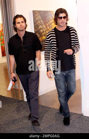 EXCLUSIF !! L'héritier du pétrole Brandon Davis se dirige vers une pause-cigarette tout en visitant Art Basel 2009 avec un ami à Miami Beach, FL. 12/4/09. Banque D'Images