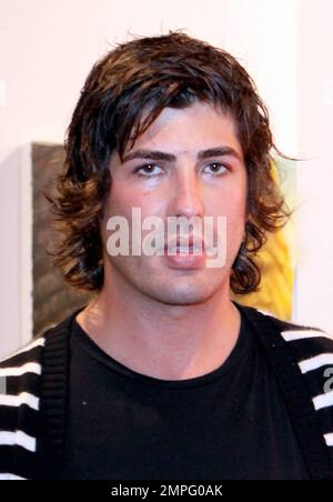 EXCLUSIF !! L'héritier du pétrole Brandon Davis se dirige vers une pause-cigarette tout en visitant Art Basel 2009 avec un ami à Miami Beach, FL. 12/4/09. Banque D'Images