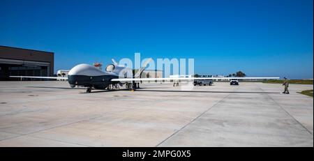 221014-N-KY668-1014 STATION NAVALE MAYPORT, Floride - (oct 14, 2022) - un système d'aéronefs sans pilote (UAS) MQ-4C Triton affecté à l'escadron de patrouille sans pilote 19 (VUP-19), débarque à la base navale de Mayport (Floride), le 14 octobre 2022. VUP-19, le premier escadron Triton de la Marine, continuera d’entretenir et d’exploiter l’aéronef au large de la côte est afin d’élaborer davantage le concept d’opérations et de perfectionner les tactiques, techniques et procédures. Banque D'Images