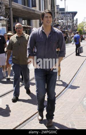 L'acteur Brandon Routh discute de LaCrosse dans une interview avec Rachel Uchitel au Grove. Au cours de l'entrevue, il lui remet un bâton de LaCrosse en cadeau. Los Angeles, Californie. 17th avril 2012. . Banque D'Images