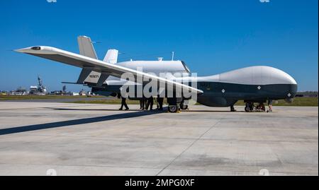 221014-N-KY668-1004 STATION NAVALE MAYPORT, Floride - (oct 14, 2022) - un système d'aéronefs sans pilote (UAS) MQ-4C Triton affecté à l'escadron de patrouille sans pilote 19 (VUP-19), débarque à la base navale de Mayport (Floride), le 14 octobre 2022. VUP-19, le premier escadron Triton de la Marine, continuera d’entretenir et d’exploiter l’aéronef au large de la côte est afin d’élaborer davantage le concept d’opérations et de perfectionner les tactiques, techniques et procédures. Banque D'Images