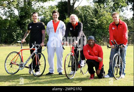 Matt Willis, Sam Attwater, Richard Branson, Oritse Williams et Marcus Patrick lors du dévoilement de l'équipe de célébrités de Richard Branson pour le triathlon Virgin Active London. Londres, Royaume-Uni. 6/7/11. Banque D'Images