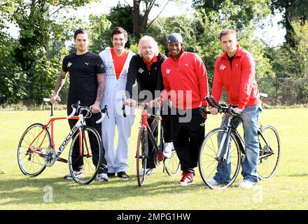 Matt Willis, Sam Attwater, Richard Branson, itse Williams et Marcus Patrick lors du dévoilement de l'équipe de célébrités de Richard Branson pour le triathlon Virgin Active London. Londres, Royaume-Uni. 6/7/11. Banque D'Images