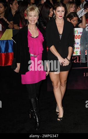 Dee Wallace et Gabrielle Stone à la première mondiale de "la Saga crépuscule : Dawn Breaking part 1" au Nokia Theatre. Los Angeles, Californie. 14th novembre 2011. Banque D'Images