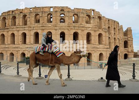 Enfants à cheval sur un chameau à l'Amphithéâtre d'El Jem en Tunisie Banque D'Images