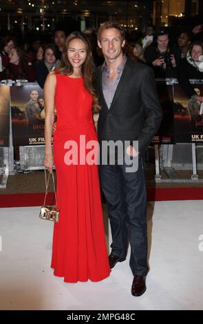 Jenson Button et Jessica Michibata, petite fille, à la première britannique de « The Twilight Saga: Breaking Dawn part 1 » à Westfield Stratford City. Londres, Royaume-Uni. 16th novembre 2011. Banque D'Images