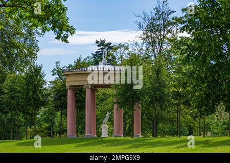 Temple de Hebe, un édifice classique construit en l'honneur des Godes grecques de la Jeunesse, Parc du Palais Neustrelitz, Mecklembourg-Poméranie occidentale, Allemagne. Banque D'Images