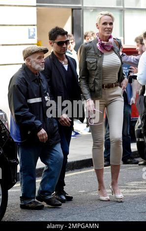 Brigitte Nielsen, star de la télé-réalité, quitte BBC radio 2 cet après-midi avec son mari Mattia Dessi. Londres, Royaume-Uni. 05/04/11. Banque D'Images