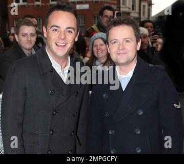 Simon Cowell, Carmen Electra, Alesha Dixon, David Walliams, Anthony McPartlin et Declan Donnelly arrivent aux auditions « Britain's Got Talent » au Hammersmith Apollo à Londres, au Royaume-Uni. 6th février 2012. Banque D'Images