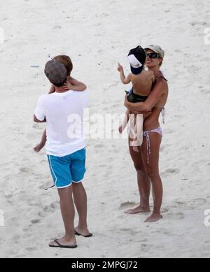 Exclusif !! Y a-t-il une nouvelle figure de père pour les jeunes fils de la popstar Britney Spears Sean Preston et Jayden James? Spears a été rejoint lors d'un séjour en famille en Caraïbes par Jason Trawick, un ami déclaré et agent. Trawick a fait des pieds sur Britney et les garçons à la piscine et à la plage pendant le deuxième jour de leur pause détente au soleil. Le couple a passé du temps seul à l'arrière de leur cabana en bord de plage dans un endroit isolé où ils se sont mis ensemble et ont joué avec les enfants. Caraïbes, 5/20/09. Banque D'Images