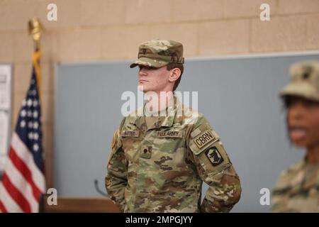 Tyler Watters de l'Illinois Army National Guard 445th Chemical Company reçoit la Médaille militaire de la vaillance le 14 octobre 2022 au MidAmerica Readiness Centre de Shiloh, Illinois. Watters et deux autres bénévoles ont contribué à sauver la vie d'un homme gravement blessé dans un accident d'un seul véhicule sur l'Interstate 55 à Lincoln 13 mars. « Pour moi, un service désintéressé signifie que je me suis porté volontaire pour placer les autres au-dessus de moi », a déclaré Watters. « Sa vie compte et le monde ne tourne pas autour de moi ou d'un seul individu. Lorsque des choses comme cela se produisent, quelqu'un doit faire quelque chose. Il est de mon devoir moral d'aider quelqu'un de wh Banque D'Images