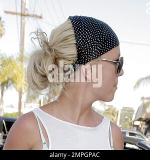 Qu'y a-t-il dans le verre Britney? Britney Spears fait des magasins d'antiquités à Marlow mobilier artistique portant son verre. Elle s'est également arrêtée pour une manucure et pédicure au Chinois Beauty Bar avec son cousin Allie. Studio City, Californie, 6/12/07. Banque D'Images