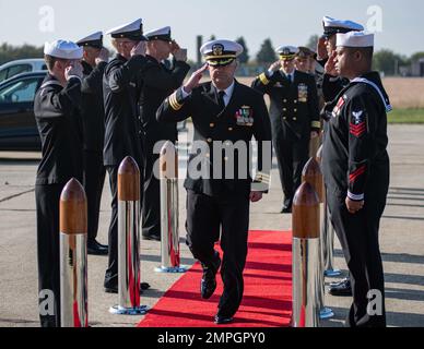 221014-N-DK722-1001 INSTALLATION DE SOUTIEN NAVAL DEVESELU, ROUMANIE (OCT 14, 2022) Cmdr. Jonathan P. Schermerhorn rend hommage aux cocogarçons lors d'une cérémonie de changement de commandement du système américain de défense antimissiles Aegis ashore Roumanie (USAAMDSRO) sur l'installation de soutien naval (NSF) Deveselu, Roumanie, 14 octobre 2022. L'AAMDS est sous le contrôle opérationnel des forces navales américaines en Europe, basées à Naples, en Italie, et fait partie de l'approche européenne adaptée par phases (EPAA), qui protège les alliés européens de l'OTAN et les forces déployées par les États-Unis dans la région. Banque D'Images