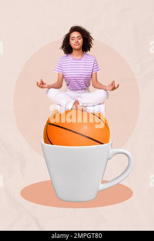 Image de collage vertical de la petite fille paisible s'assoir énorme basket-ball à l'intérieur de la tasse de café méditer isolé sur fond créatif Banque D'Images