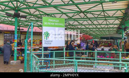 Belgrade, Serbie - 14 janvier 2023: Heures de travail Commission d'information sur le marché couvert des agriculteurs Zeleni Venac froid Journée d'hiver. Banque D'Images