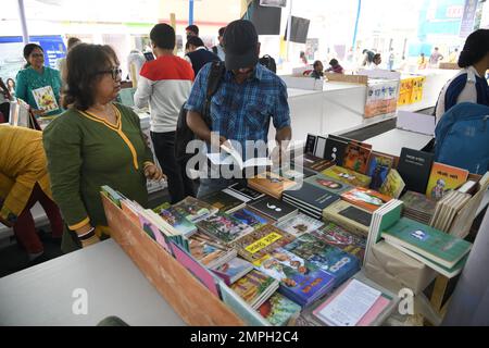 Kolkata, Inde. 31st janvier 2023. Le premier jour de treize jours (31 janvier à 12 février 2023) de la 'Foire internationale du livre de Kolkata 46th', est ouvert au public. Le salon du livre, l'un des plus grands de l'est de l'Inde, en Espagne, est le pays à thème de la foire. Il y a environ 700 stands et 200 stands Little Magazine à cette foire populaire. (Photo de Biswarup Ganguly/Pacific Press) crédit: Pacific Press Media production Corp./Alay Live News Banque D'Images